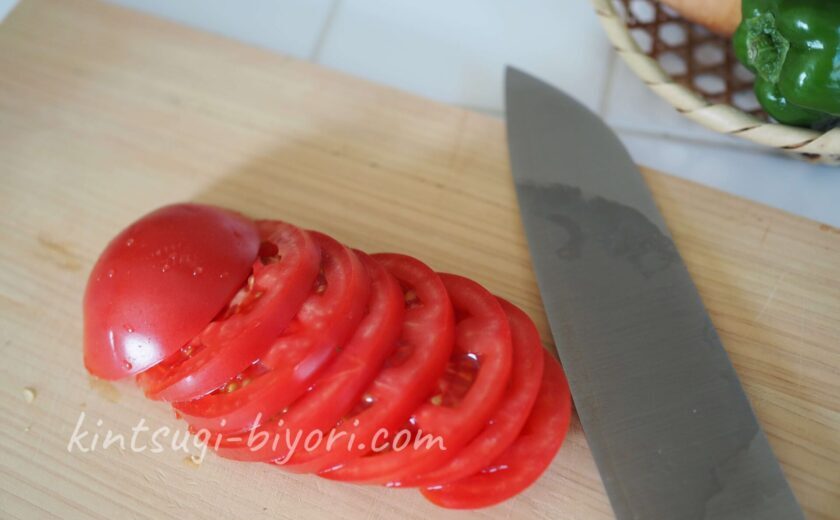 まな板の上でトマトをスライス
