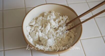 熱湯を入れた米粉を箸で混ぜる