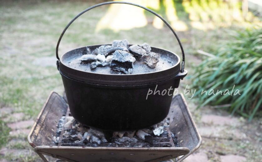 木炭で上下から加熱中のダッチオーブン