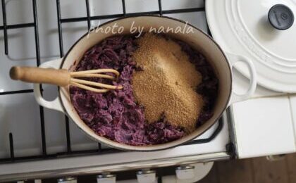 潰した紫芋に砂糖と塩を加える